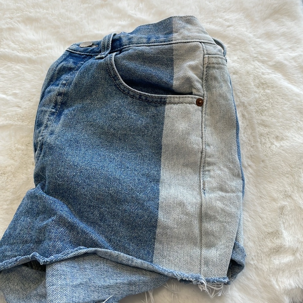Cello Jean shorts size small! In excellent condition! - Picture 4 of 6